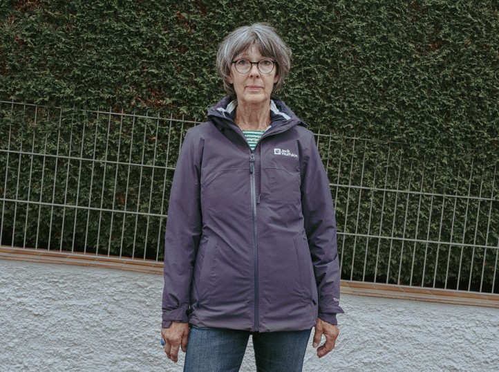 Una señora mayor con una chaqueta de Jack Wolfskin